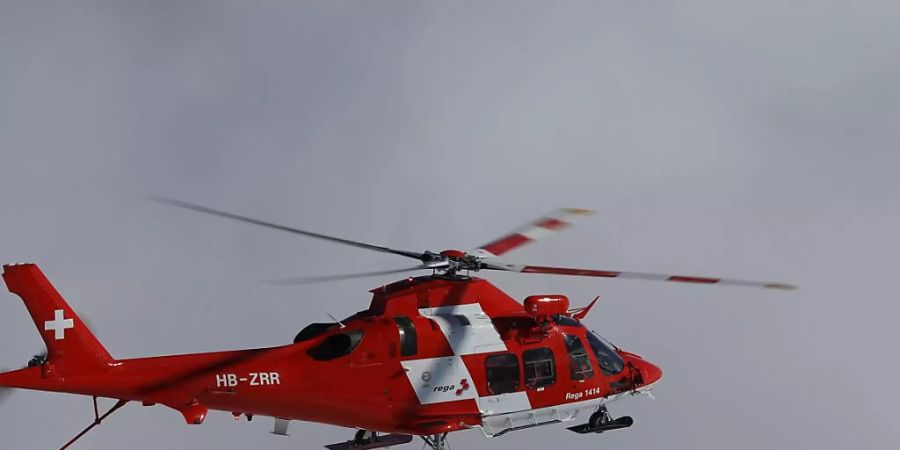 Die Rettungsflugwacht überführte die ausgegrabenen Wanderer mit leichten Unterkühlungen in ein Spital.