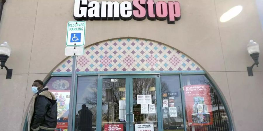 Geschlossene Gamestop-Filiale in Dallas. Die aussergewöhnlichen Kurskapriolen bei den Aktien des Videospiel-Händlers Gamestop und anderer Unternehmen gehen weiter. Foto: Lm Otero/AP/dpa