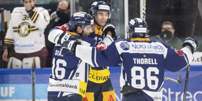 Spieler des EV Zug jubeln über einen Treffer. adler mannheim