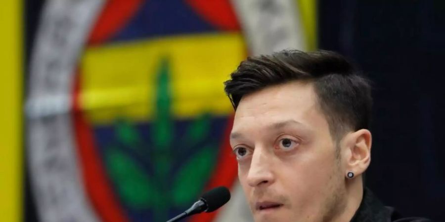 Will schnell für Fenerbahce in Aktion treten: Mesut Özil bei seiner Vorstellung als neuer Spieler. Foto: Uncredited/AP/dpa