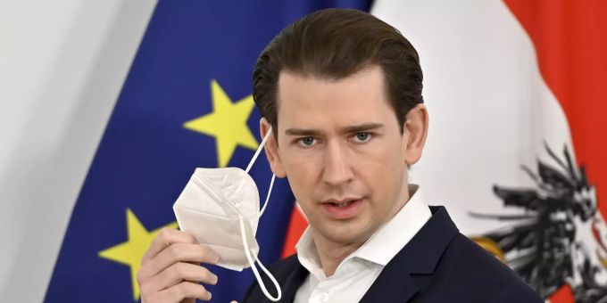 Sebastian Kurz, Bundeskanzler von Österreich, setzt bei einer Pressekonferenz im Bundeskanzleramt seinen Mund-Nasen-Schutz ab. Coronavirus - Österreich