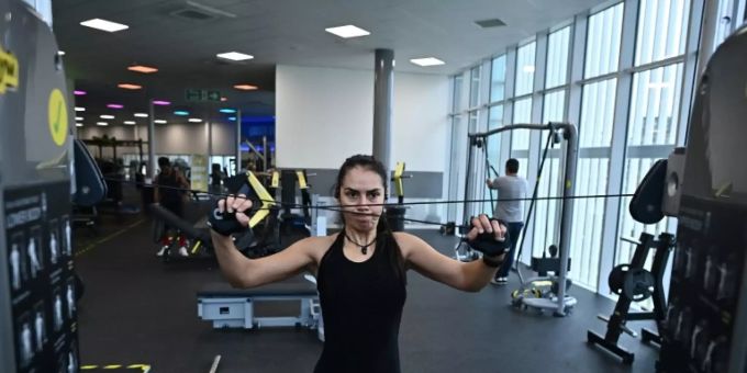 Training in einem Fitnessstudio Fitnessstudio