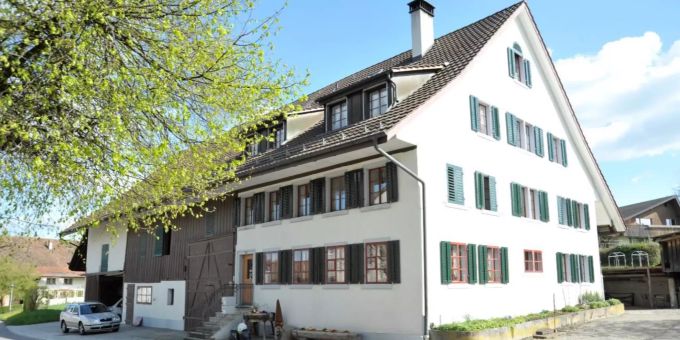 Westliche Trauffassade mit Wohnhaus und Ökonomie unter gemeinsamem First.