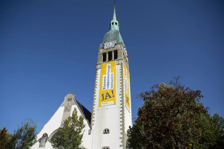 Ja Konzern-Initiative Banner an Kirche in Bern.