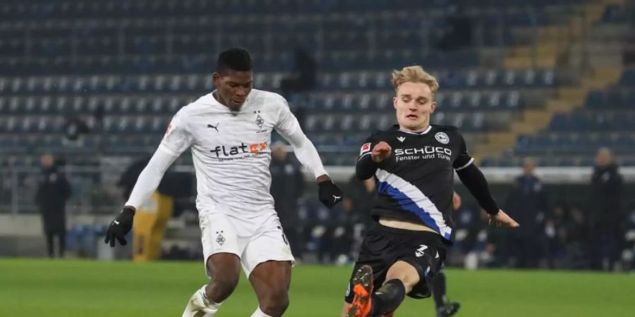 Mönchengladbachs Breel Embolo (l) schiesst den Ball zur Führung ins Tor. Foto: Friso Gentsch/dpa