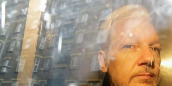 Julian Assange, Gründer von Wikileaks, sitzt nach einr Gerichtsverhandlung in einem Fahrzeug. Am 04.01.2021 verkündet das Gericht das Urteil im US-Auslieferungsantrag gegen Assange. Foto: Matt Dunham/AP/dpa Julian Assange, Gründer von Wikileaks, sitzt nach einr Gerichtsverhandlung in einem Fahrzeug. Am 04.01.2021 verkündet das Gericht das Urteil im US-Auslieferungsantrag gegen Assange. Foto: Matt Dunham/AP/dpa
