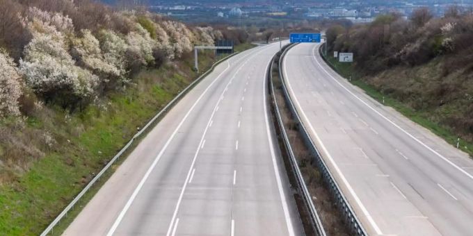 Kein einziges Auto ist während der Corona-Pandemie auf der Autobahn A4 zu sehen. Deutschland