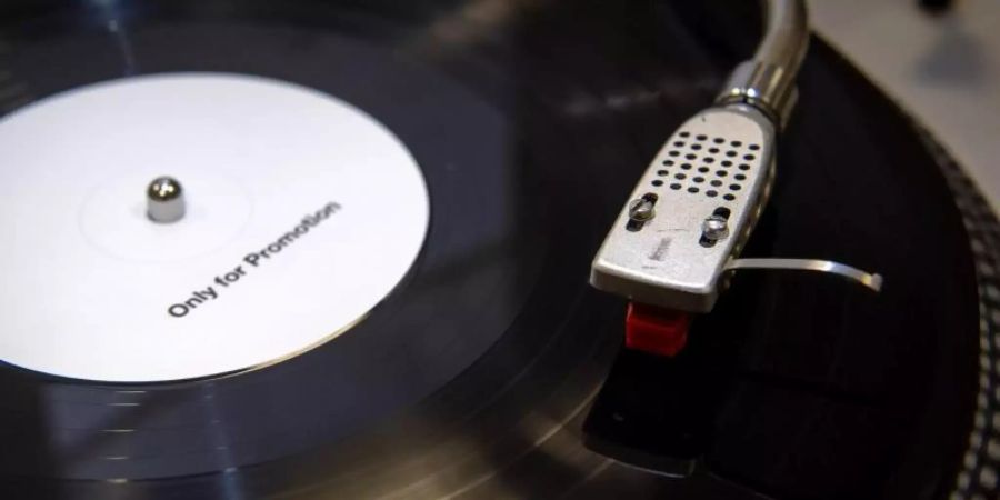 Voll im Trend: Vinyl auf analogem Plattenspieler. Foto: Sina Schuldt/dpa