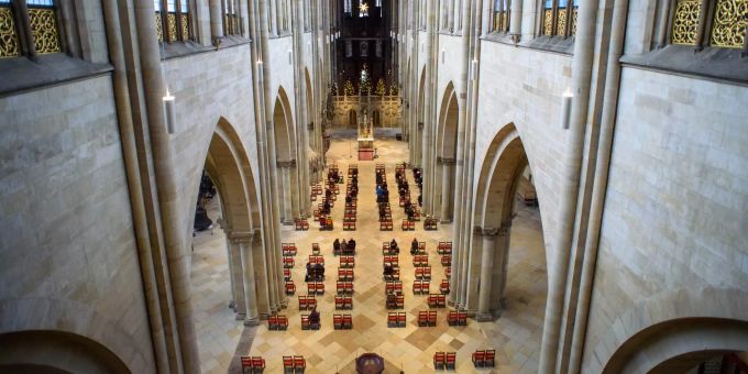 Gemeindemitglieder feiern im Dom Sankt Mauritius und Katharina zu Magdeburg den Epiphanias-Gottesdienst. Das Coronavirus liess nur 100 Teilnehmer zu. coronavirus