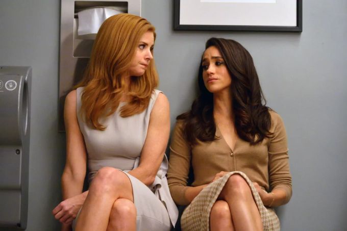 Schauspielerinnen Sarah Rafferty (links) und Meghan Markle (rechts) in der Serie Suits. Meghan Markle