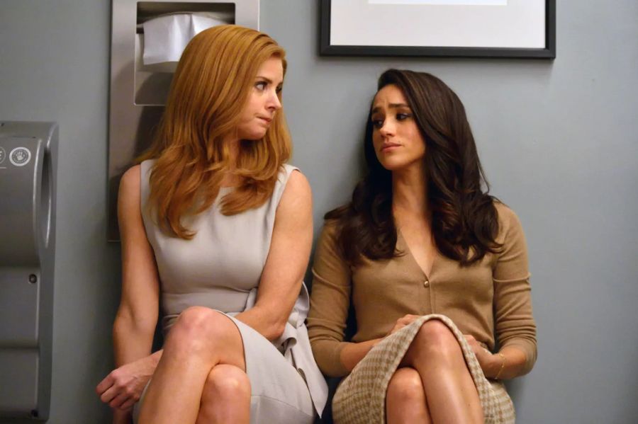 Die Schauspielerinnen Sarah Rafferty (links) und Meghan Markle (rechts) in der Serie «Suits».