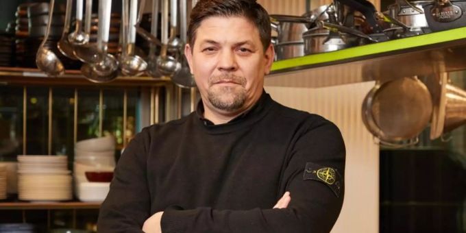 Fernsehkoch Tim Mälzer in der Küche seines Restaurants «Die Gute Botschaft». Foto: Georg Wendt/dpa Fernsehkoch Tim Mälzer in der Küche seines Restaurants «Die Gute Botschaft». Foto: Georg Wendt/dpa