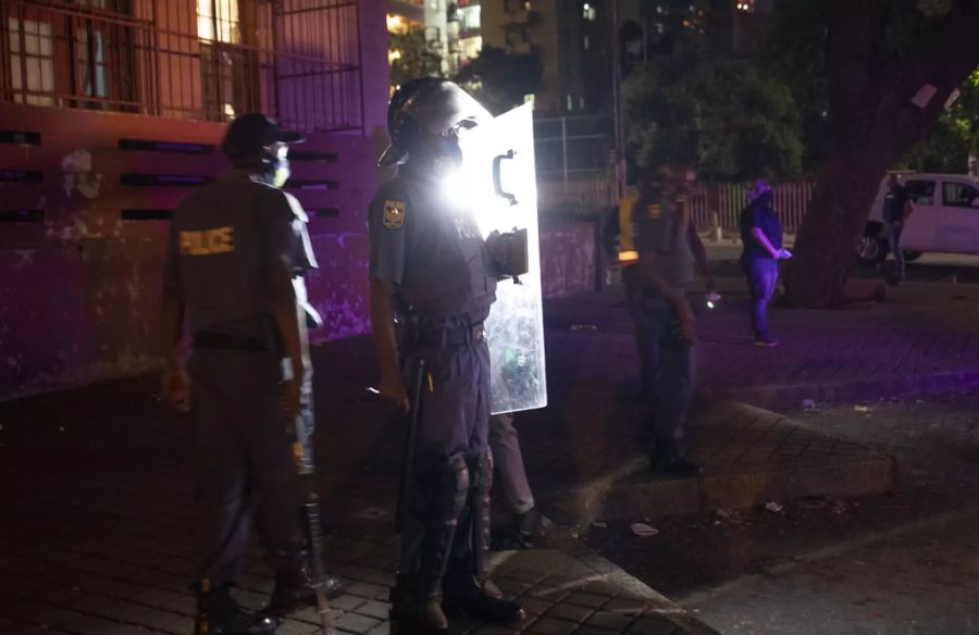 Polizisten setzen die Vorschriften während dem Lockdown durch, in Hillbrow/Johannesburg am 31. Dezember 2020.