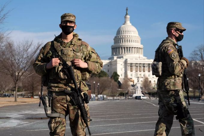 Mitglieder der Nationalgarde patrouillieren vor dem Kapitol während des Amtsenthebungsverfahrens gegen den ehemaligen US-Präsidenten Trump. Impeachment Trump