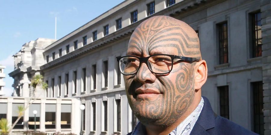 ARCHIV - Rawiri Waititi, Co-Vorsitzender der Maori-Partei, steht für ein Foto vor dem neuseeländischen Parlament. Waititi hatte sich geweigert, der Krawattenpflicht im Parlament nachzukommen. Nun wurde die langjährige Kleidervorschrift beendet, die Waititi als «koloniale Schlinge» bezeichnet. Foto: Nick Perry/AP/dpa