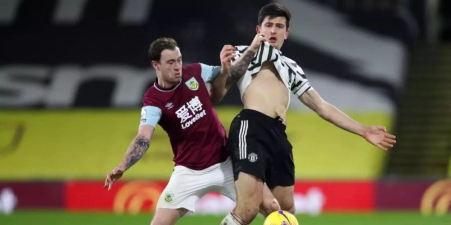 Burnleys Ashley Barnes (l) und Manchester Uniteds Harry Maguire kämpfen um den Ball. Foto: Clive Brunskill/PA Wire/dpa