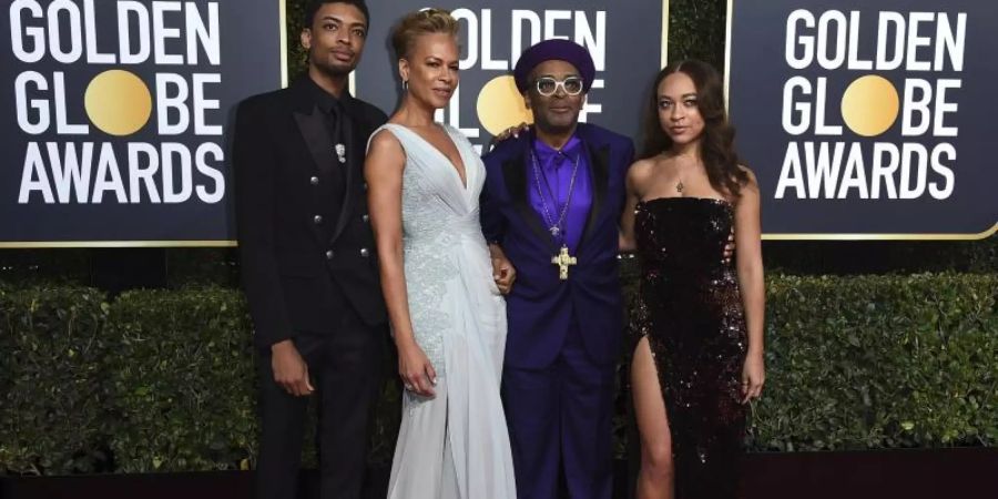 Regisseur Spike Lee (2.v.r) mit Sohn Jackson Lee, Ehefrau Tonya Lewis Lee und Tochter Satchel Lee bei der Golden Globe-Verleihung 2019. Foto: Jordan Strauss/Invision/AP/dpa