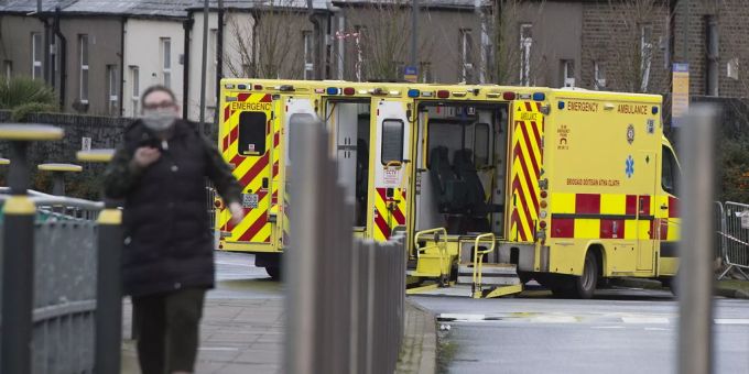 Zwei Krankenwagen in Dublin. Irland hat aufgrund einer dritten Welle einen harten Lockdown ausgerufen. Coronavirus Lockdown Massnahmen