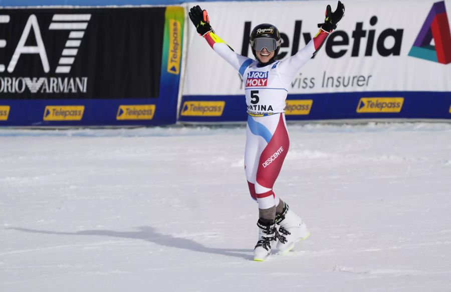 Lara Gut-Behrami jubelt nach ihrem Sieg ausgelassen im Zielraum.