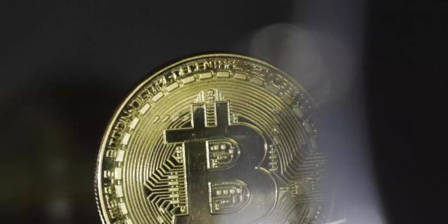 Der Bitcoin-Höhenflug hat die Digitalwährung am Dienstag erstmals in ihrer Geschichte über die Marke von 50.000 US-Dollar getrieben. Foto: Ina Fassbender/dpa