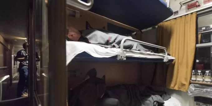Reisende haben es sich im Nachtzug der Österreichischen Bundesbahnen auf der Fahrt von Zürich nach Hamburg bequem gemacht. Wie ausgelastet wäre eine Verbindung nach Spanien?. Foto: Christian Beutler/Keystone/dpa Reisende haben es sich im Nachtzug der Österreichischen Bundesbahnen auf der Fahrt von Zürich nach Hamburg bequem gemacht. Wie ausgelastet wäre eine Verbindung nach Spanien?. Foto: Christian Beutler/Keystone/dpa