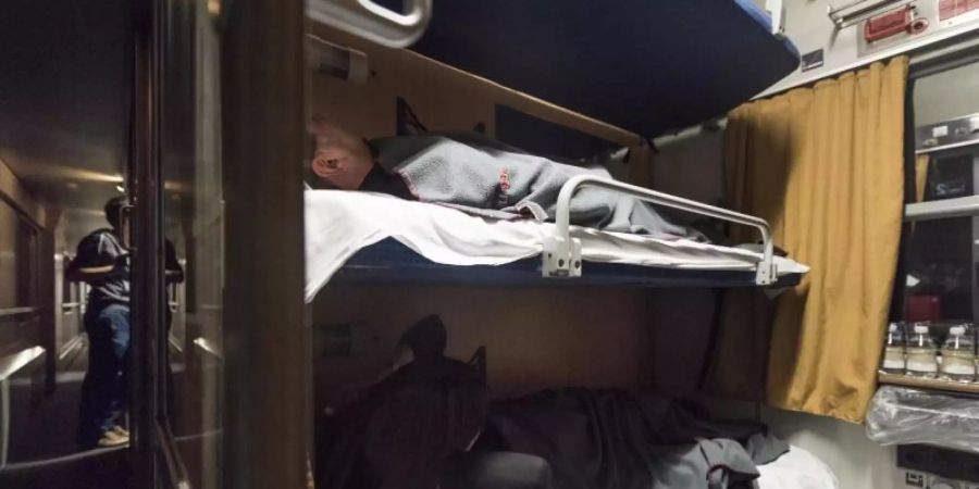 Reisende haben es sich im Nachtzug der Österreichischen Bundesbahnen auf der Fahrt von Zürich nach Hamburg bequem gemacht. Wie ausgelastet wäre eine Verbindung nach Spanien?. Foto: Christian Beutler/Keystone/dpa