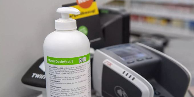 Zum Schutz vor einer Ansteckung mit dem Coronavirus: Handdesinfektionsmittel für Kunden in einem Tankstellenshop. (Archivbild) coronavirus