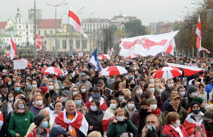 Demonstranten marschieren während einer Kundgebung gegen die Regierung und Präsident Lukaschenko in Minsk, Belarus. Belarus