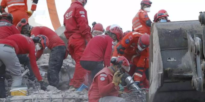 Rettungskräfte suchen in den Trümmern eines eingestürzten Gebäudes in Izmir nach Überlebenden. Erdbeben Türkei