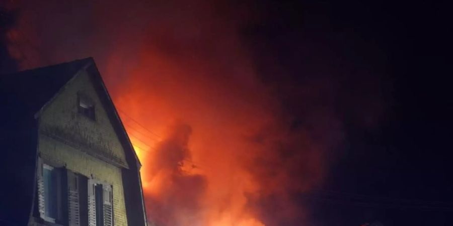 Feuerwehrleute versuchen, den Brand in Nürtingen zu löschen. Foto: Kohls/SDMG/dpa