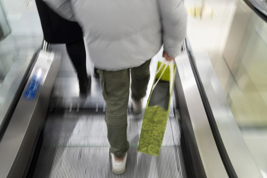 Das Problem: Mit der Zeit können sich die Sicherungen wieder aufladen – alte Kleider können also das Piepsen beim Shoppen verursachen. (Symbolbild)