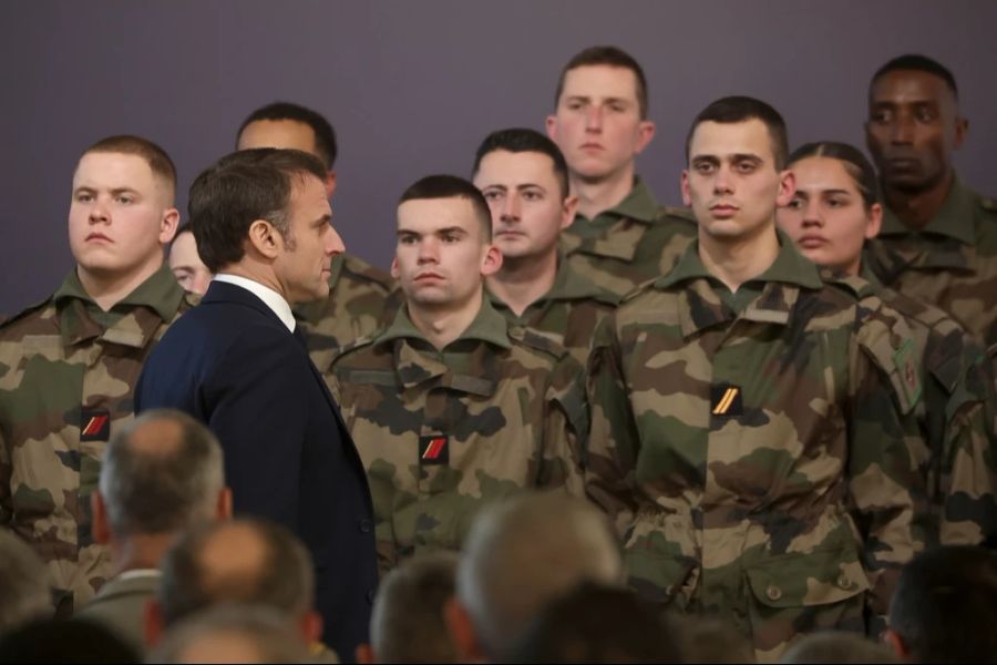 Denn in Frankreich ist zur Erfüllung der Militärpflicht nur der Besuch eines einzelnen Einführungstags nötig.