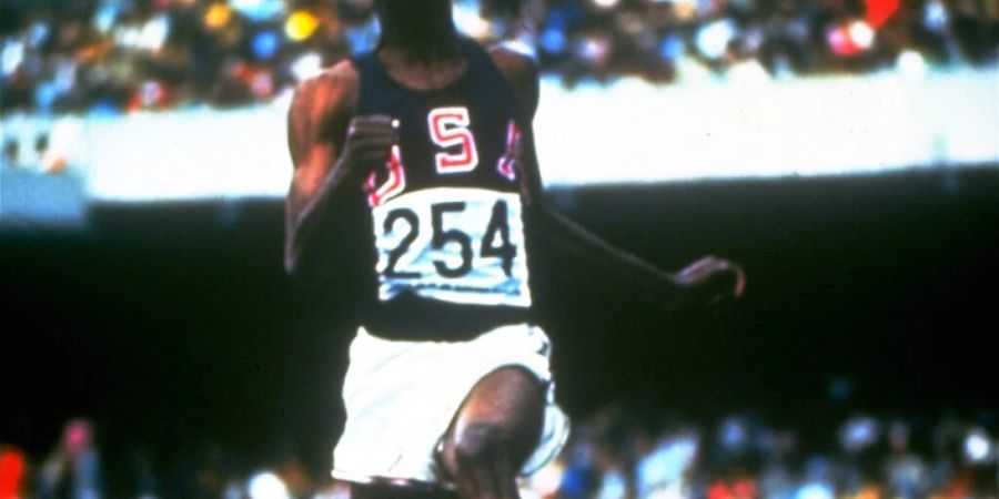 Bob Beamon bei seinem rekordverdächtigen Weitsprung, der ihm am 18. Oktober 1968 bei den Olympischen Spielen in Mexiko-Stadt die Goldmedaille einbrachte. (Archivbild)