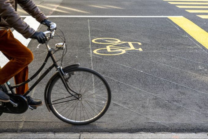 Begründet wird die Velosteuer mit einer Beteilung von Velofahrenden an den Strassenkosten. (Symbolbild) Velo Strasse