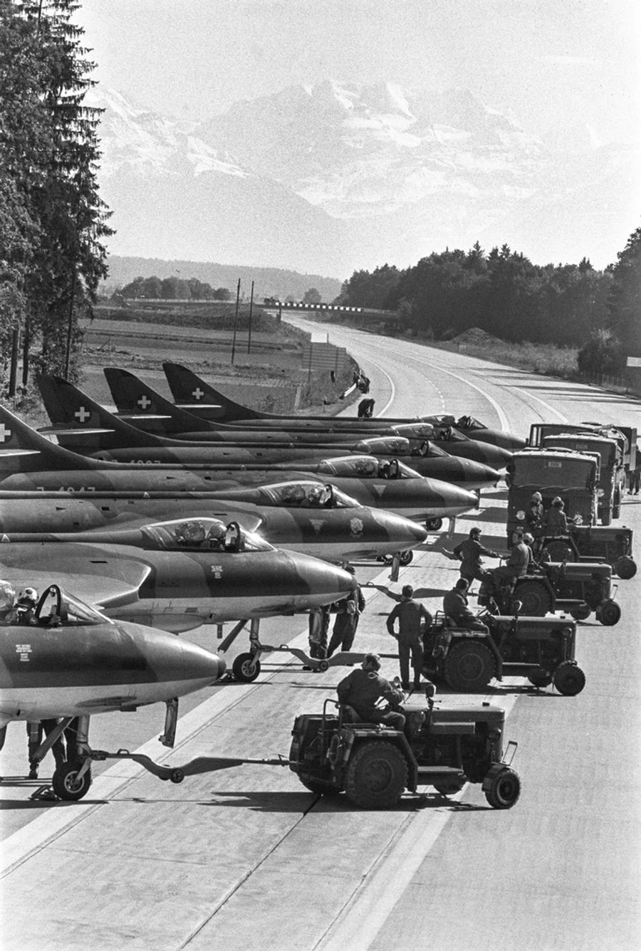 Kampflugzeuge des Typs Hawker Hunter der Schweizer Luftwaffe werden am 28. September 1974 im Rahmen einer Übung durch Traktoren auf einem abgesperrten Abschnitt der Autobahn A6 bei Oensingen SO in Startposition gebracht.