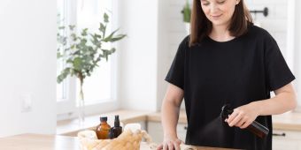 Frau putzt Küche mit ökologischen Produkten