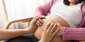 Schwangere, Hände auf dem Bauch einer Schwangeren
