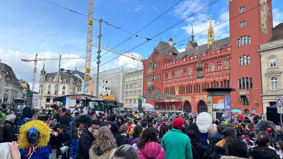 Wie schon am Vortag, hat die Fasnacht auch heute wieder zahlreiche Menschen in die Innenstadt gelockt.