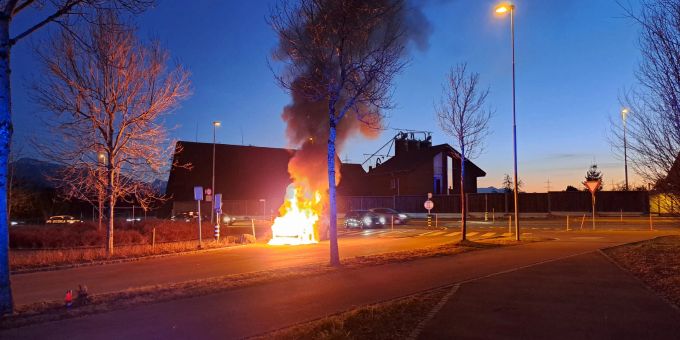 Cham: Fahrzeug in Vollbrand. Fahrzeug in Vollbrand.
