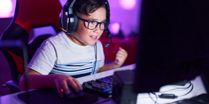 Junge mit Headset spielt am Computer