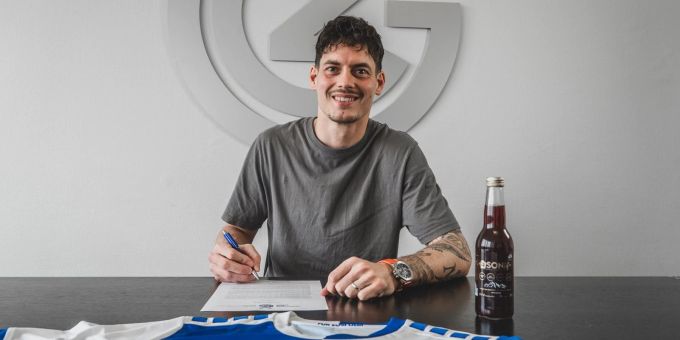 Steven Deana unterschreibt im Niederhasli. Steven Deana GC