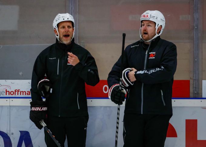Mit Reto von Arx (l.) steht beim EHC Chur ein bekannter Name an der Bande. Reto von Arx