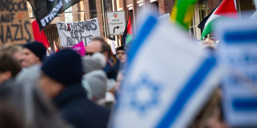 Die Demos gegen rechts wie hier in Hamburg könnten einen Einfluss auf die AfD-Niederlage bei einer Landratswahl in Thüringen gehabt haben.