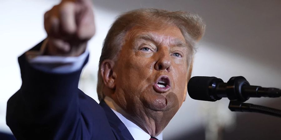 ARCHIV - Donald Trump, Bewerber um die Präsidentschaftskandidatur der Republikaner und ehemaliger Präsident der USA, spricht auf einer Vorwahl-Party. Foto: Matt Rourke/AP
