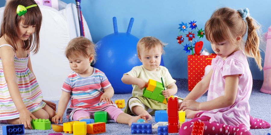 Kinder spielen mit Spielzeug