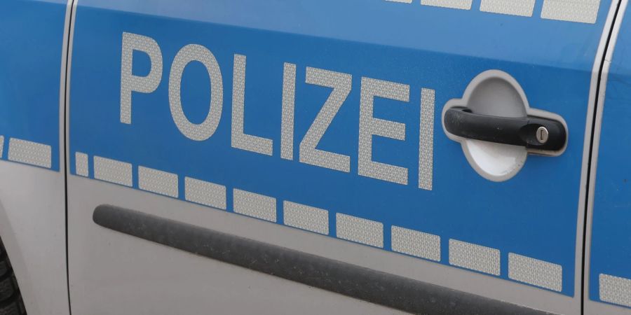 Die Polizei ermittelt nach Diebstählen aus Chemieräumen zu möglichen Anschlagsplänen (Symbolbild).