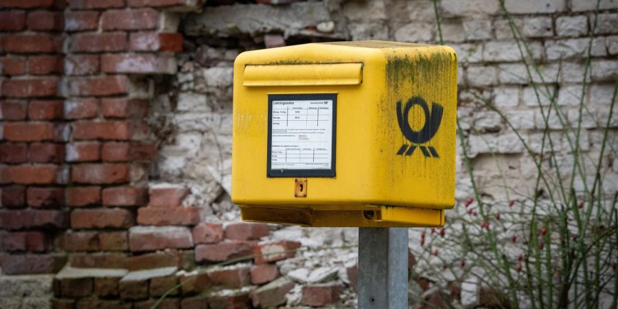 Bisher muss die Deutsche Post mindestens 80 Prozent der aufgegebenen Briefe am nächsten Werktag zustellen, am zweiten Werktag muss der Wert bei 95 Prozent liegen.