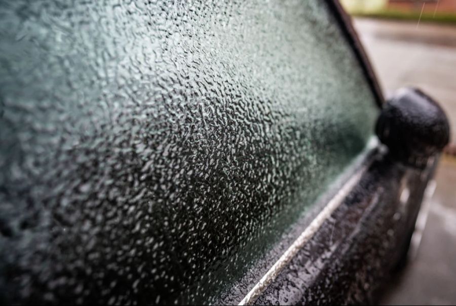 Die Seitenscheibe eines geparkten Autos ist im Frankfurter Stadtteil Bornheim komplett mit einer Eisschicht überzogen.