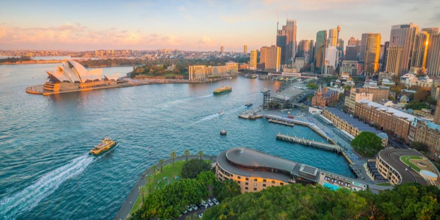 Mit öffentlichen Verkehrsmitteln, vor allem den Fähren, kommen Sie günstig durch Sydney.