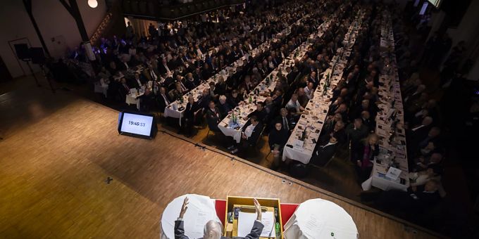 Christoph Blocher wird sich einmal mehr ans Rednerpult im Albisgüetli stellen. Die Gegenrede hält der oberste Gewerkschafter des Landes, Pierre-Yves Maillard (SP). (Archivbild) Christoph Blocher wird sich einmal mehr ans Rednerpult im Albisgüetli stellen. Die Gegenrede hält der oberste Gewerkschafter des Landes, Pierre-Yves Maillard (SP). (Archivbild)